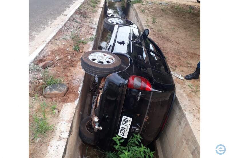 Carro é encontrado abandonado dentro de vala em avenida de Coxim