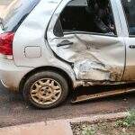 Sinal vermelho: colisão entre carro e motocicleta deixa mulher ferida em Campo Grande