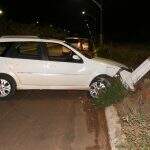 Motorista embriagado perde controle e bate carro em poste em cidade de MS