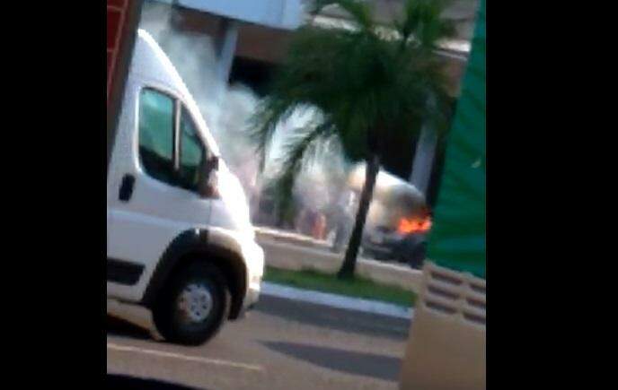 VÍDEO: carro pega fogo em frente de supermercado na Avenida Mato Grosso