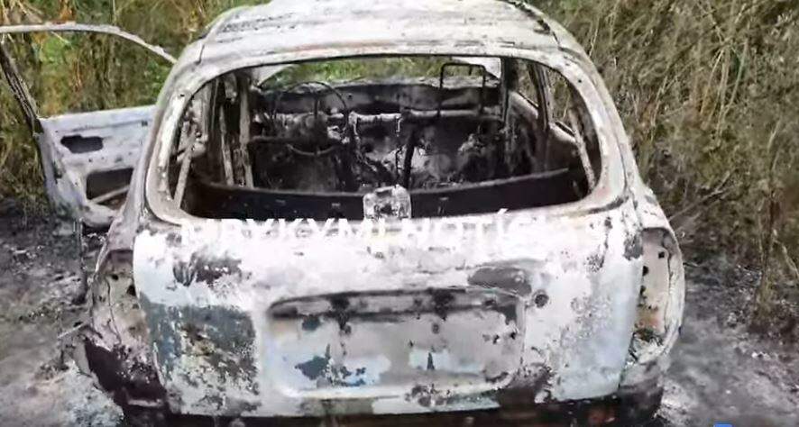 Carro foi destruído por fogo (Foto: Mbykymi Noticias)