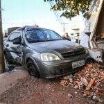 Motorista vai desviar de bueiro aberto e acaba batendo em poste e muro