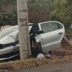 Mais um: motorista perde controle e bate carro no poste em Campo Grande