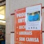 Cartaz sobre uso de máscara feito por morador é arrancado de shopping em Campo Grande