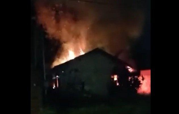 VÍDEO: Mulher é salva de casa em chamas no Caiobá
