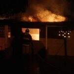 Mulher morre queimada após casa pegar fogo em cidade de MS