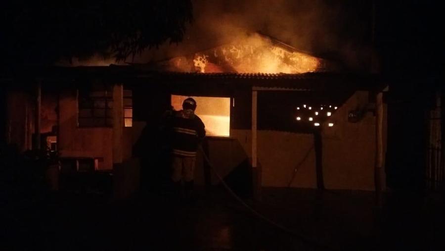 Casa pega fogo por causa de lamparina com diesel e mulher morre carbonizada em MS