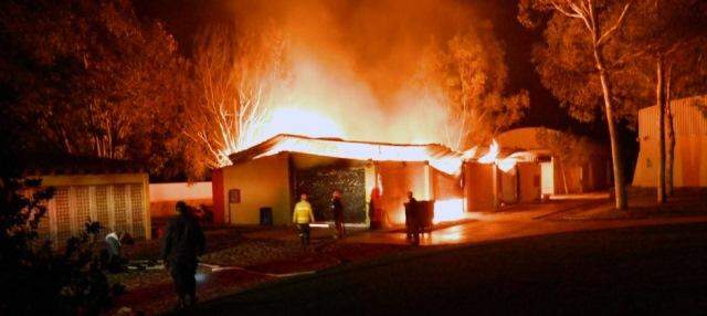 Sem apoio do pai, mãe deixou filhos sozinhos em casa que pegou fogo para trabalhar