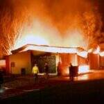 Mulher morre queimada após residência pegar fogo e polícia investiga