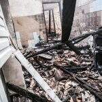 VÍDEO: Vizinho ouve gritos de socorro e casa fica destruída em incêndio durante a madrugada