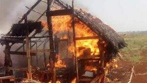 Casa de palha localizada na retomada ficou totalmente destruída pelo fogo
