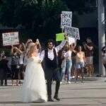 Durante fotos de casamento, recém-casados participam de protesto antirracismo