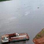 Caminhão com minério de ferro tomba em balsa e afunda no Rio Paraguai