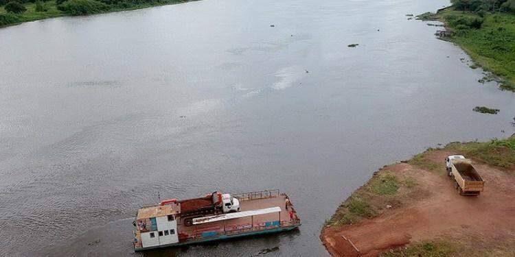 Caminhão com minério de ferro tomba em balsa e afunda no Rio Paraguai
