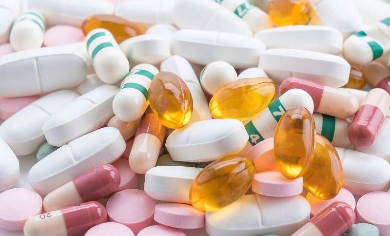 Farmacêutica flagrada com 100 frascos de medicamentos em rodovia responde por peculato