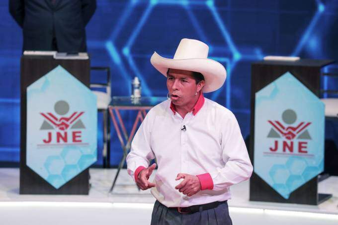 Com 11,4% dos votos contados, Castillo lidera eleições presidenciais no Peru