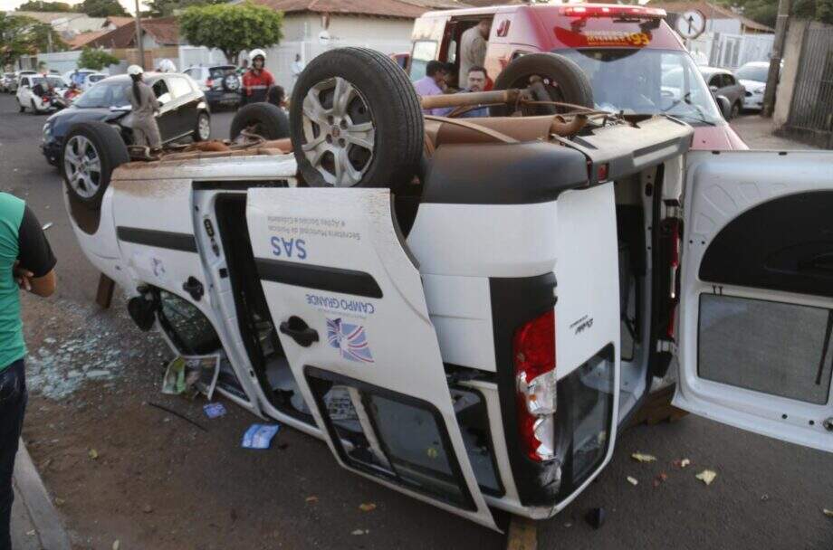 Viatura da prefeitura capota após ser atingido por carro que invadiu a preferencial