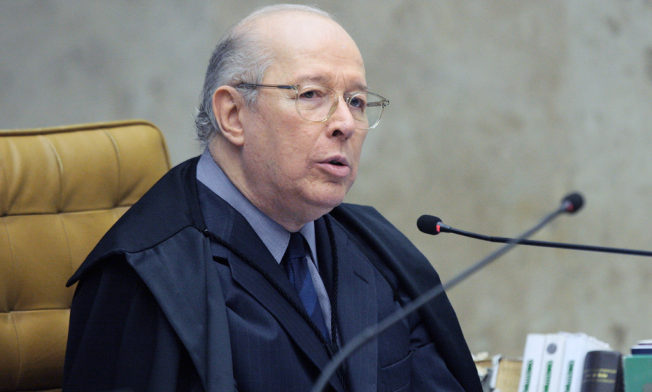 Bolsonaro age como ‘monarca’, diz Celso de Mello