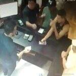 VÍDEO: Câmeras flagram momento em que celular de R$ 4 mil é furtado em bar da Capital