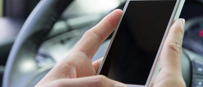 Motorista é flagrada olhando celular e chama fiscal de ‘abusiva’ em grupo do Facebook