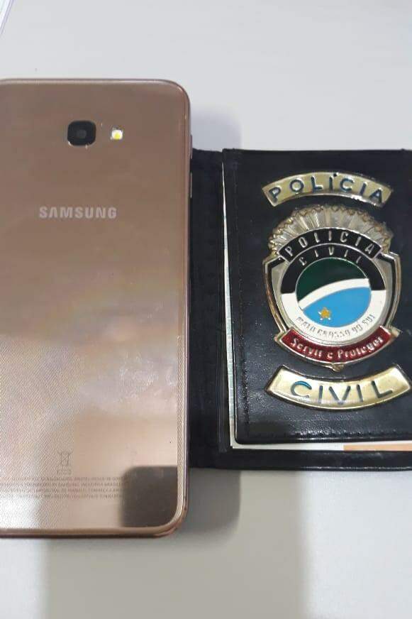 Idosa compra celular roubado por R$ 50 e é presa após denúncia da operadora