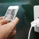 Alerta: confira os riscos de usar celular conectado na tomada