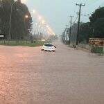 Chuva forma lagoa em rodovia e deixa motorista ilhado na MS-134