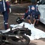 Homem perde controle da moto, bate em carro e morre em MS