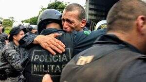 Imagem mostra policial emocionado após conclusão do curso. Foto: Divulgação