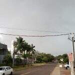Chove forte em bairros de Campo Grande após alerta de tempestades severas