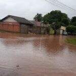 Chuva alaga avenidas, invade casas e prédios em Três Lagoas