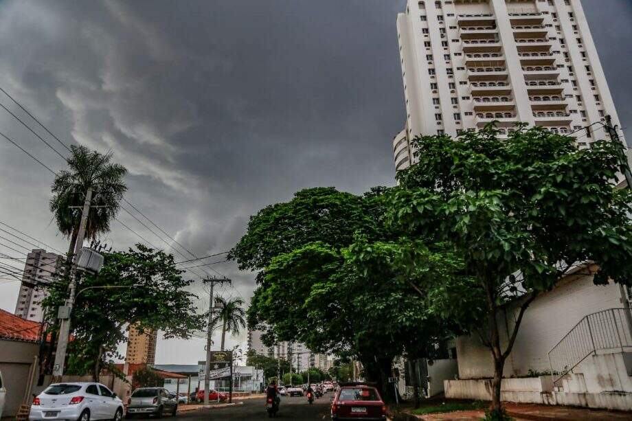 Com alerta de temporal, tempestade faz dia ‘virar’ noite em Campo Grande