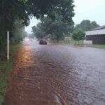 Chuva de 37 mm deixa rua alagada e surpreende motoristas em MS