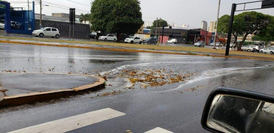 Você viu? Espuma branca aparece em ruas de Campo Grande após chuva