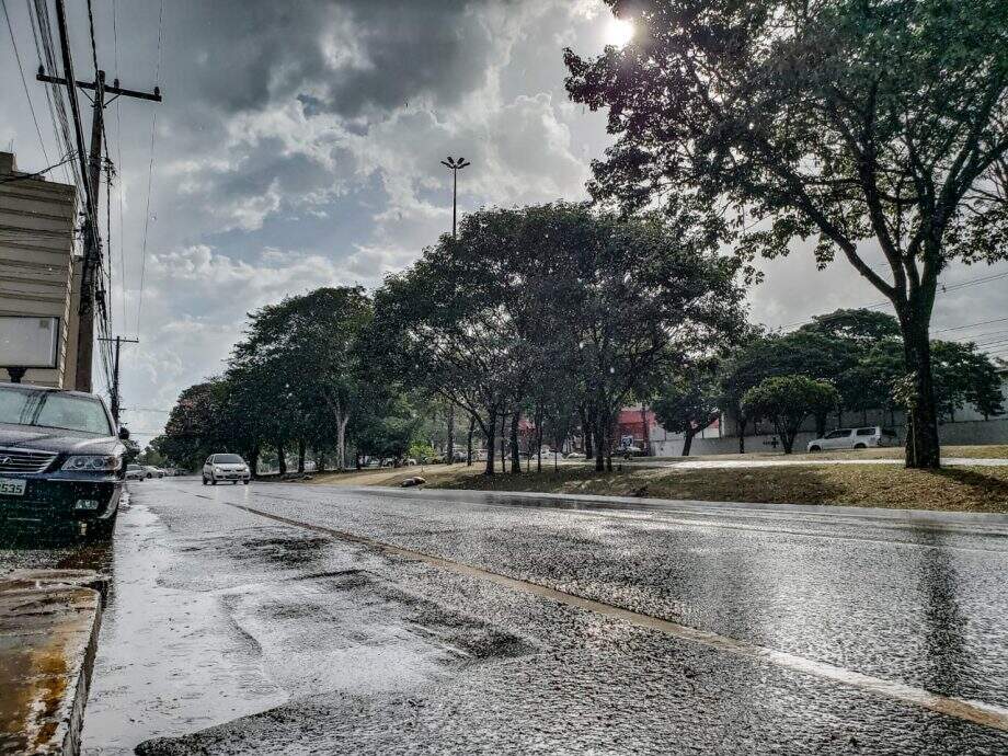 Chuva põe fim à estiagem e ameniza tempo seco em Campo Grande