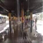 VÍDEO: Chuva forte causa ‘cachoeira’ e alaga Terminal Nova Bahia