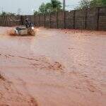 Chuva forte transforma avenida em ‘rio de lama’ na Vila Nasser