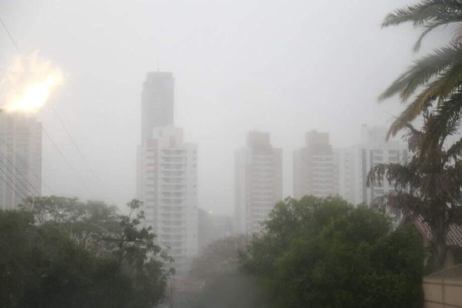 Em uma hora, chove 18mm em Campo Grande e rajadas de vento chegam a 50 km/h