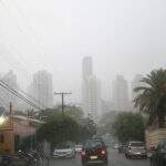 Chove forte em Campo Grande após alerta de tempestades