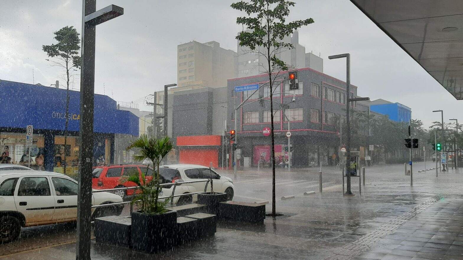 Chove forte na região central de Campo Grande