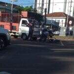 Ciclista é atropelada por caminhão de locução na Avenida Calógeras