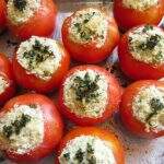 Com um preparo super fácil, tomates recheados com queijo salvarão seu almoço