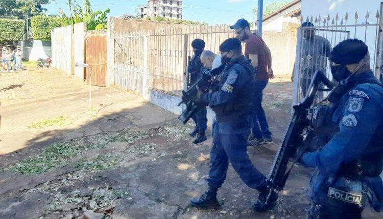 Cleber na casa de Timótio no dia em que a vítima foi encontrada