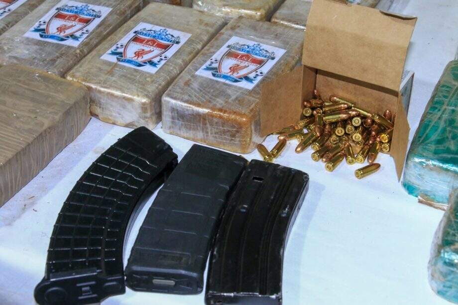 Junto com a droga foram encontradas munições de fuzis e carregadores