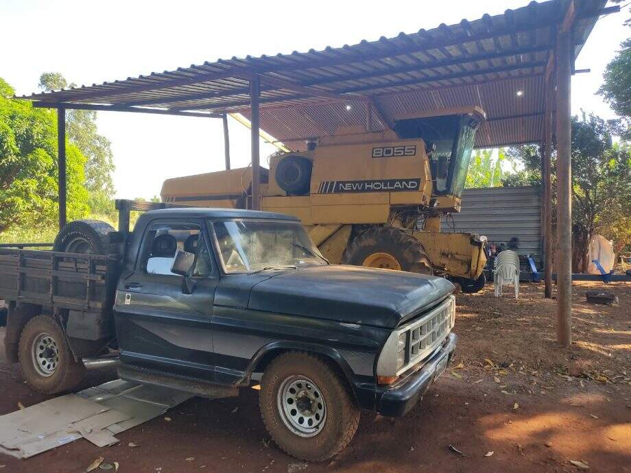 Em ação contra furtos praticados em fazendas, polícia recupera colheitadeira que estava em aldeia