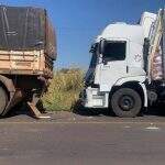 Caminhão e carreta colidem durante tentativa de ultrapassagem em local proibido