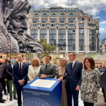 Emmanuel Macron surpreende ao inaugurar La Samaritaine