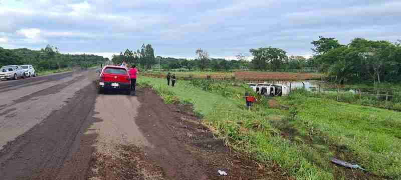 Motorista foi desviar de buracos na pista e capotou o veículo