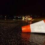 Bêbado, motorista ‘atropela’ cones em rodovia e é perseguido por policiais