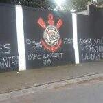 ‘Vai morrer!’: muros da sede social do Corinthians são pichados com ameaças a Andrés Sanchez